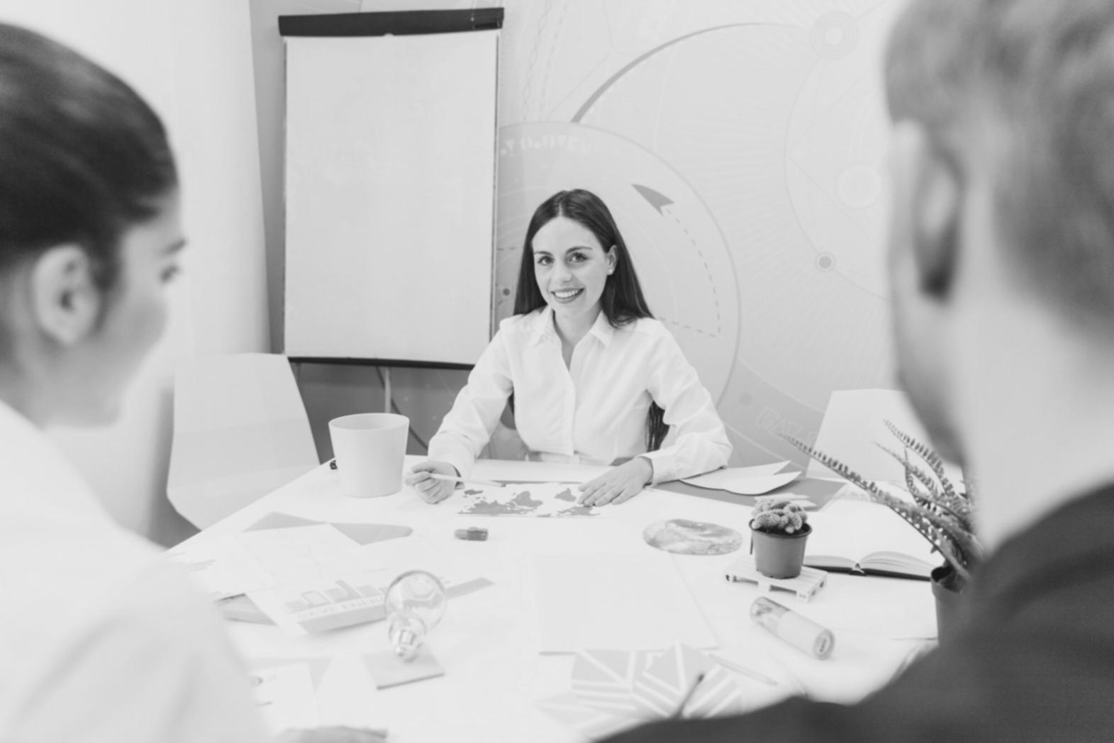 Interface de formation financière montrant des graphiques et outils de planification